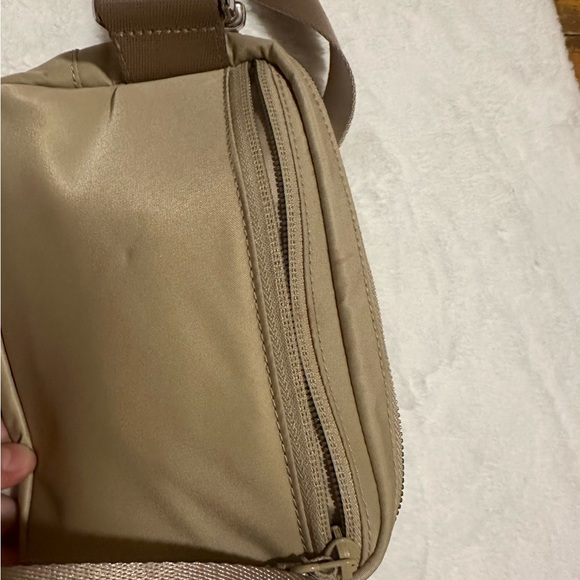 RARE LULULEMON NOT SOLD ANYMORE Beige Color EVERYWHERE BAG Popular - Picture 3 of 6
